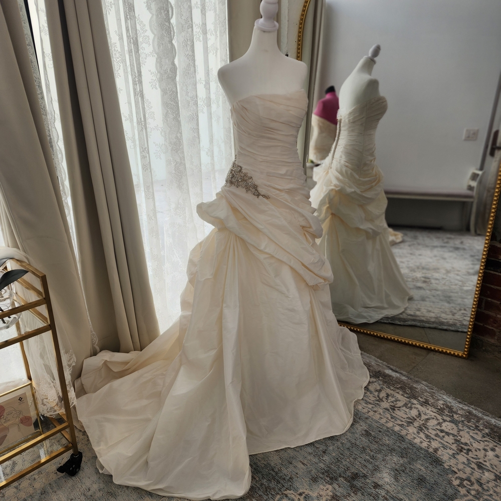 Elegant Cream Wedding Dress